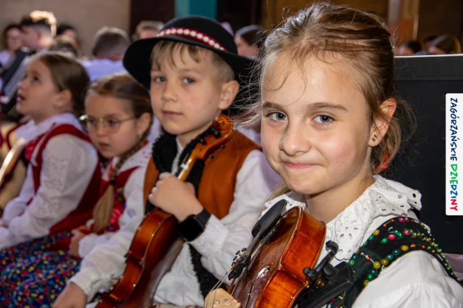 Folklor wypełnił drewniany kościół. Było barwnie i tłumnie (ZDJĘCIA) - zdjęcie 4