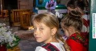 Folklor wypełnił drewniany kościół. Było barwnie i tłumnie (ZDJĘCIA) - zdjęcie 5