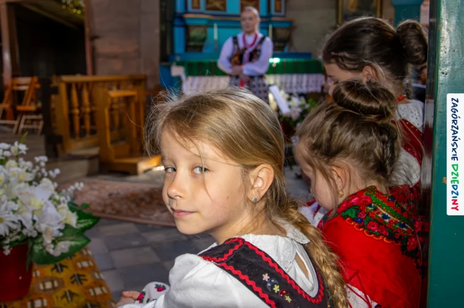 Folklor wypełnił drewniany kościół. Było barwnie i tłumnie (ZDJĘCIA) - zdjęcie 5