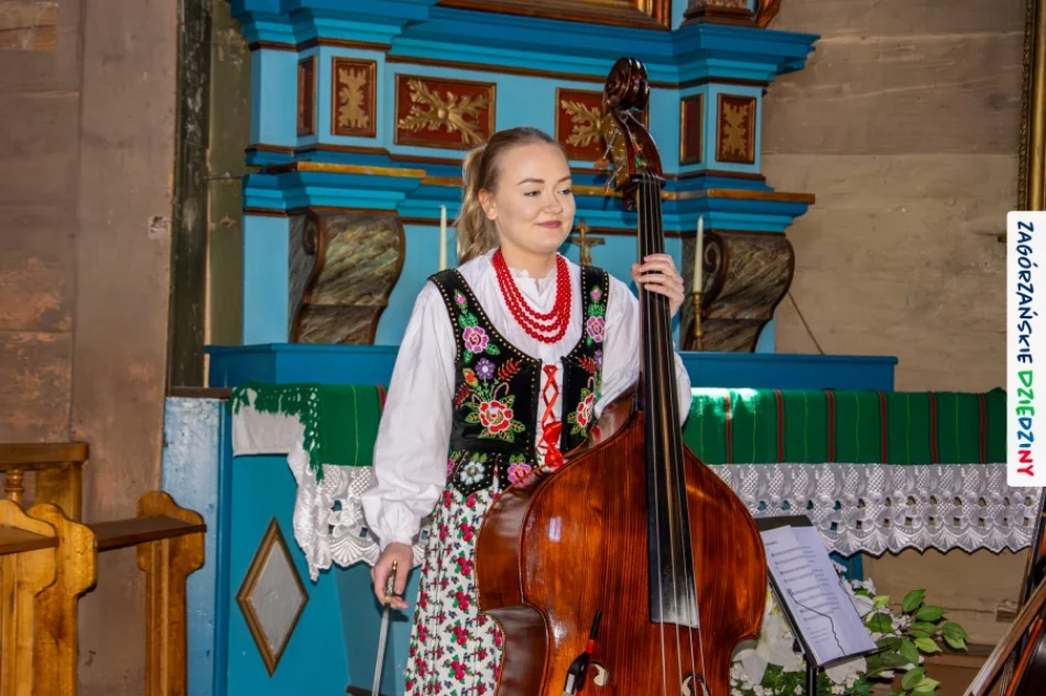 Folklor wypełnił drewniany kościół. Było barwnie i tłumnie (ZDJĘCIA) - zdjęcie 6