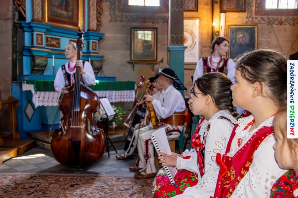 Folklor wypełnił drewniany kościół. Było barwnie i tłumnie (ZDJĘCIA) - zdjęcie 7