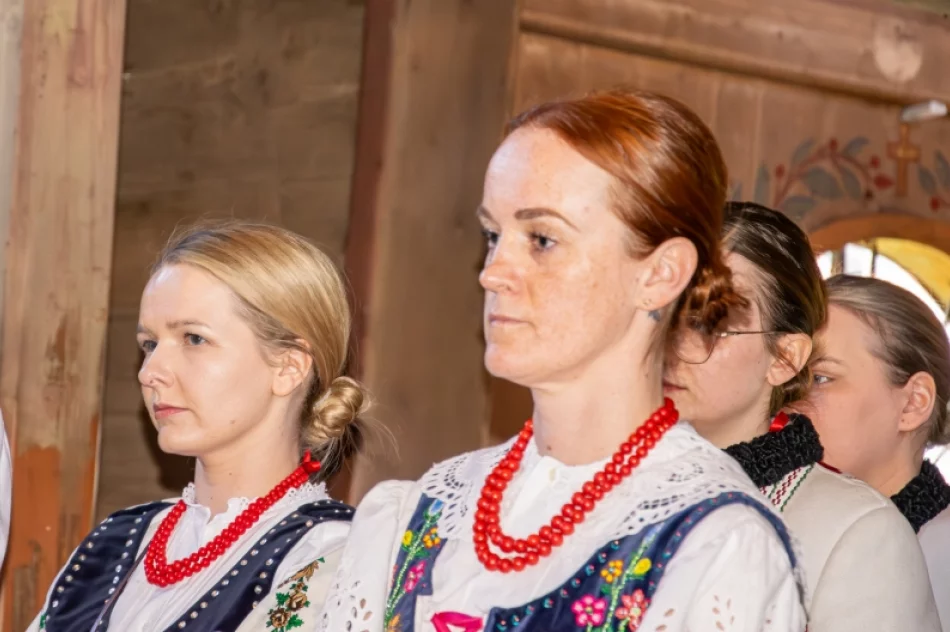 Folklor wypełnił drewniany kościół. Było barwnie i tłumnie (ZDJĘCIA) - zdjęcie 8