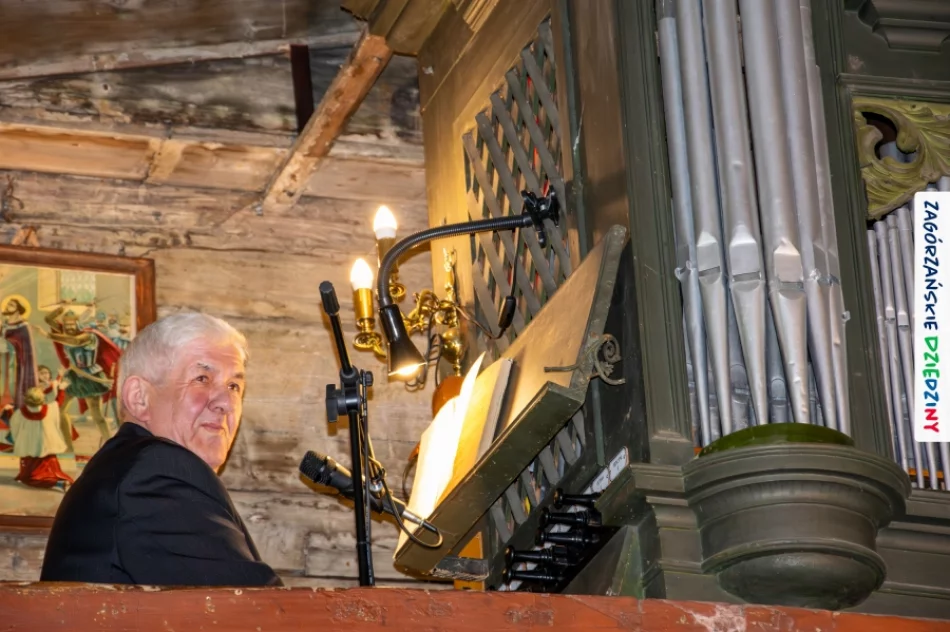 Folklor wypełnił drewniany kościół. Było barwnie i tłumnie (ZDJĘCIA) - zdjęcie 9
