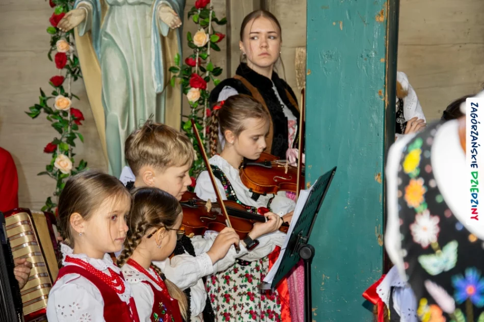 Folklor wypełnił drewniany kościół. Było barwnie i tłumnie (ZDJĘCIA) - zdjęcie 11