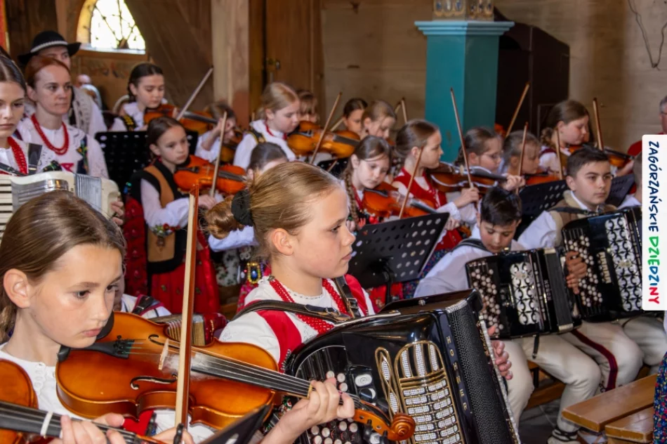 Folklor wypełnił drewniany kościół. Było barwnie i tłumnie (ZDJĘCIA) - zdjęcie 12