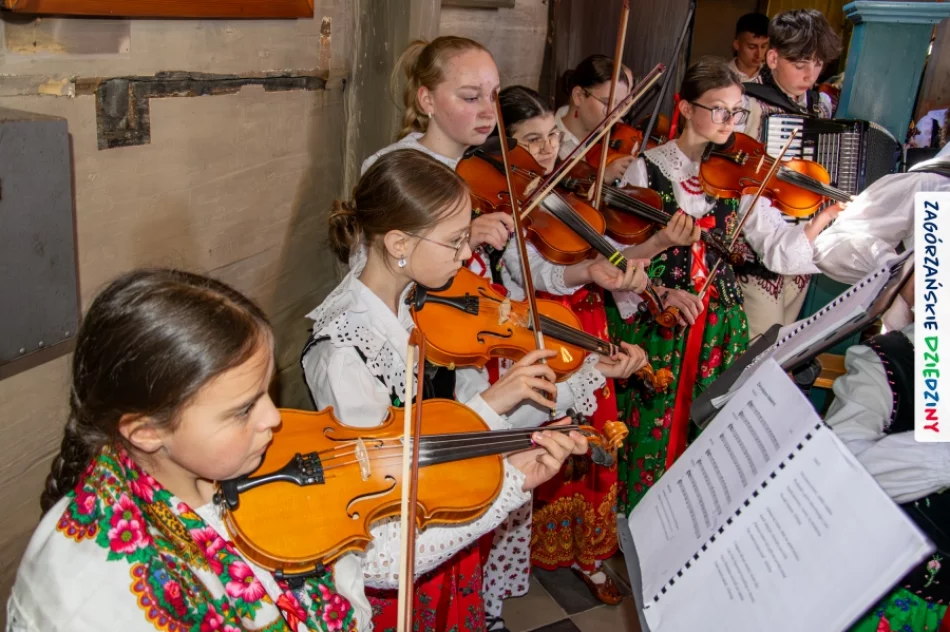Folklor wypełnił drewniany kościół. Było barwnie i tłumnie (ZDJĘCIA) - zdjęcie 13