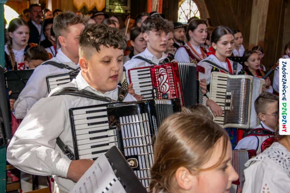 Folklor wypełnił drewniany kościół. Było barwnie i tłumnie (ZDJĘCIA) - zdjęcie 14