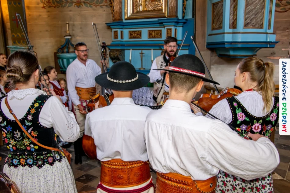 Folklor wypełnił drewniany kościół. Było barwnie i tłumnie (ZDJĘCIA) - zdjęcie 15