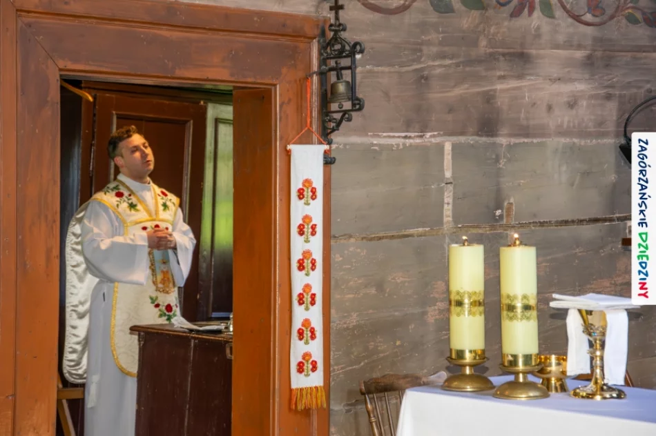 Folklor wypełnił drewniany kościół. Było barwnie i tłumnie (ZDJĘCIA) - zdjęcie 16