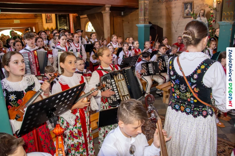 Folklor wypełnił drewniany kościół. Było barwnie i tłumnie (ZDJĘCIA) - zdjęcie 17