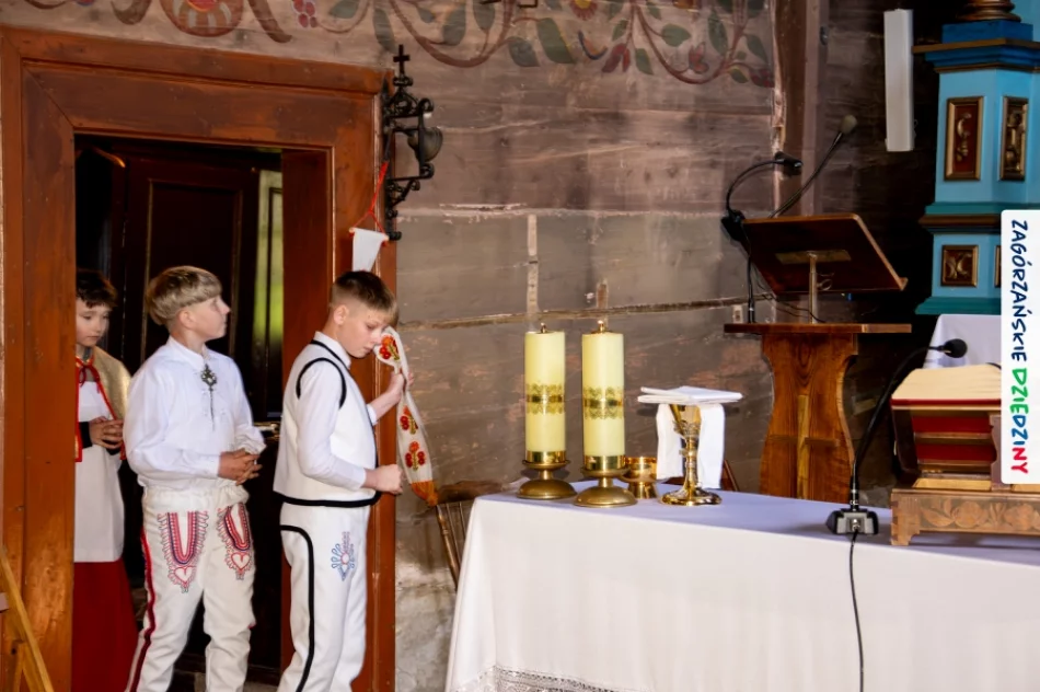 Folklor wypełnił drewniany kościół. Było barwnie i tłumnie (ZDJĘCIA) - zdjęcie 18