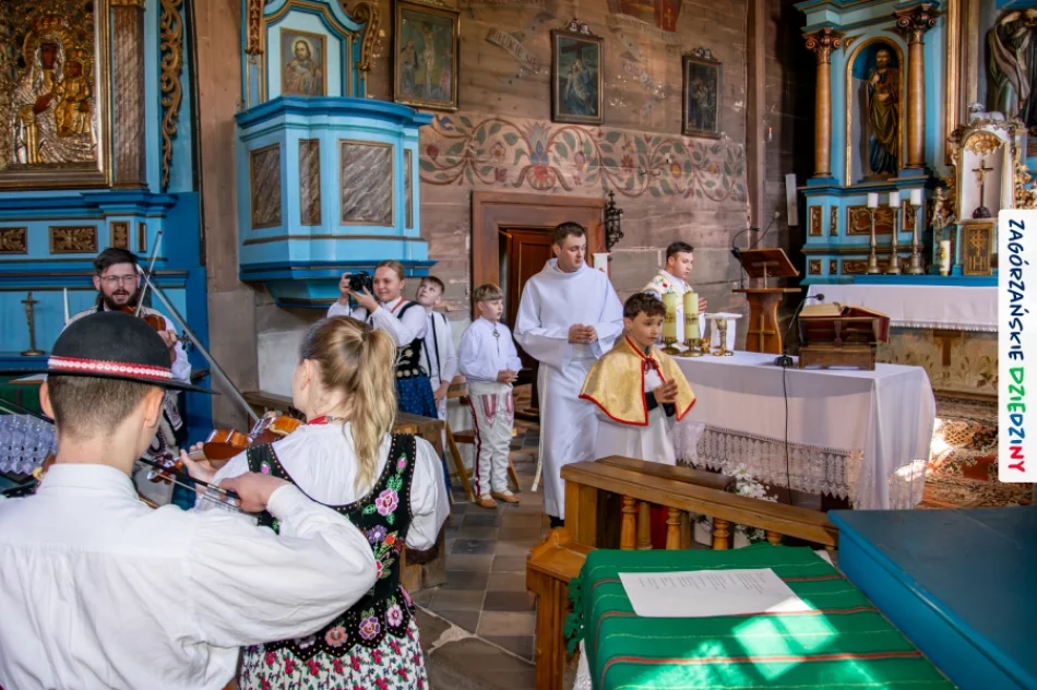Folklor wypełnił drewniany kościół. Było barwnie i tłumnie (ZDJĘCIA) - zdjęcie 19