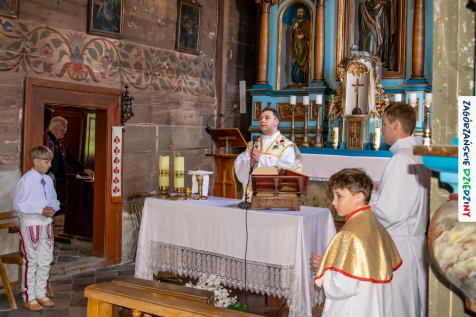 Folklor wypełnił drewniany kościół. Było barwnie i tłumnie (ZDJĘCIA) - zdjęcie 20