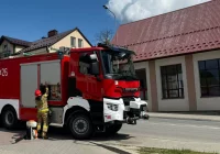 Strażacy usuwają olej napędowy z jezdni - zdjęcie główne