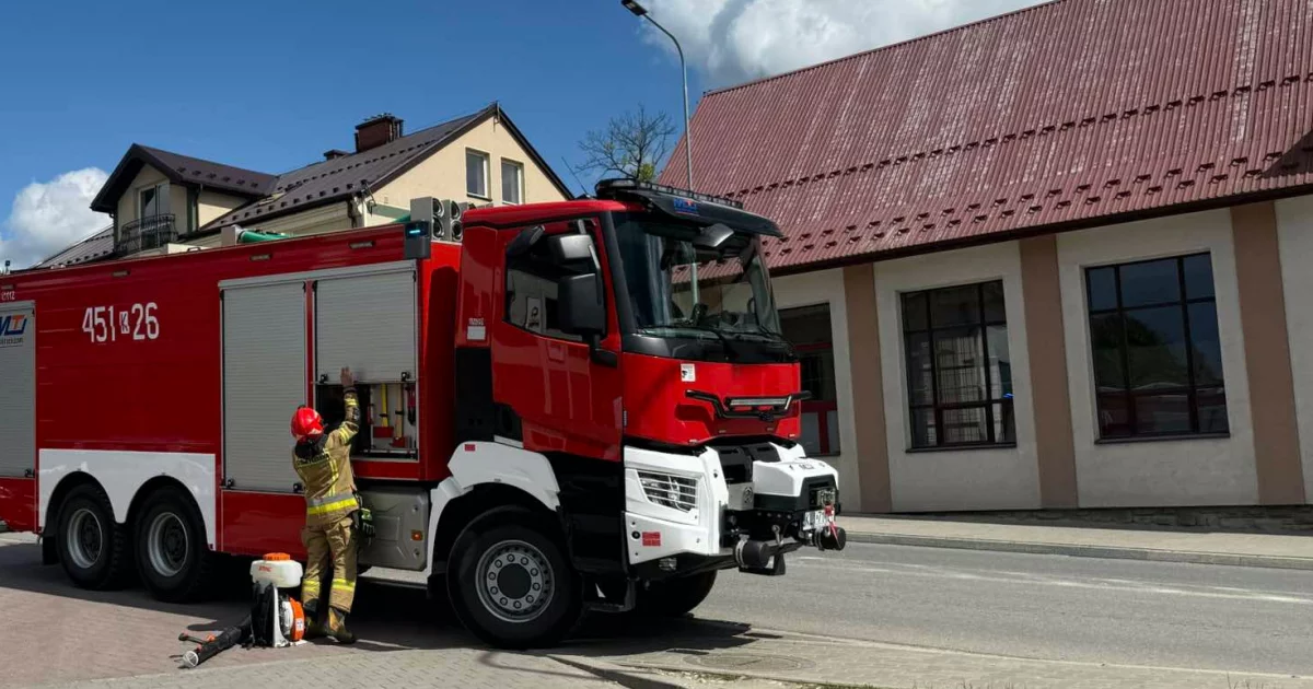 Strażacy usuwają olej napędowy z jezdni