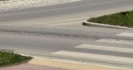 Strażacy usuwają olej napędowy z jezdni - zdjęcie 2