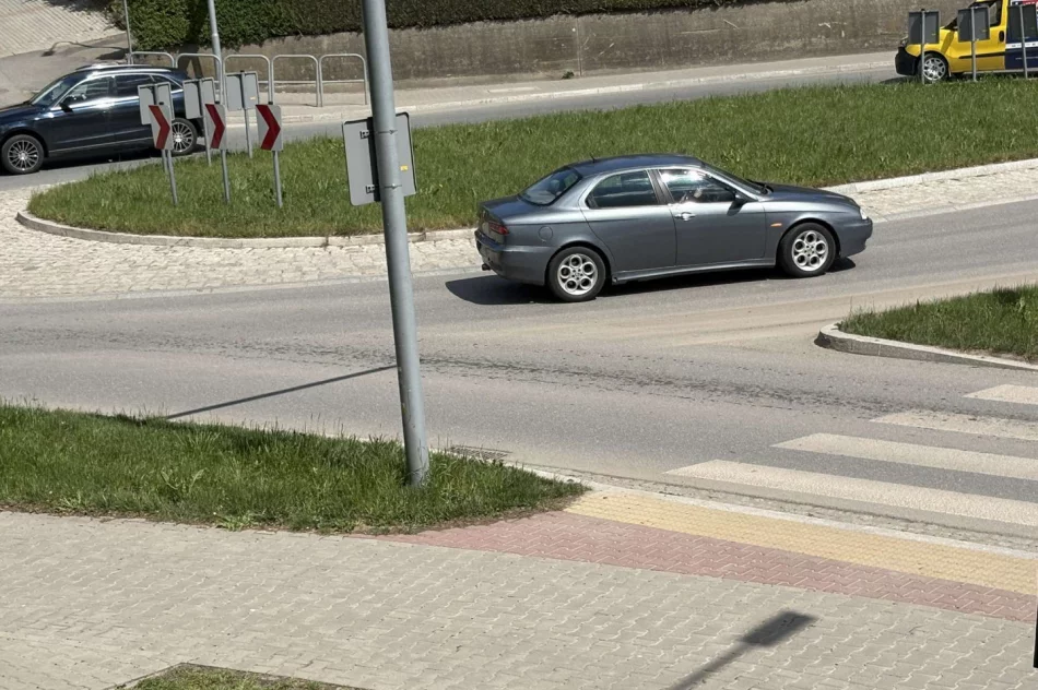 Strażacy usuwają olej napędowy z jezdni - zdjęcie 3