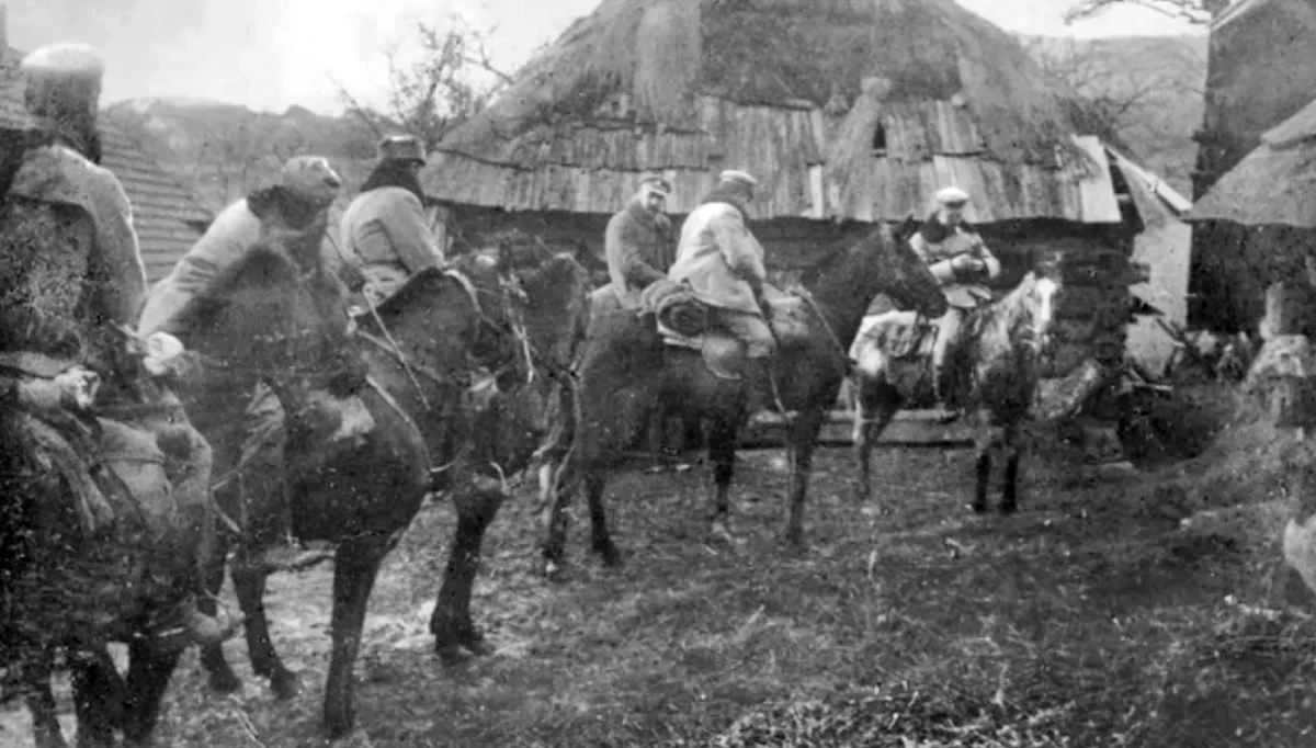 Józef Piłsudski wraz z kawalerzystami legionowymi na drodze z Limanowej do Kamienicy, 10.12.1914 r. Narodowe Archiwum Cyfrowe.