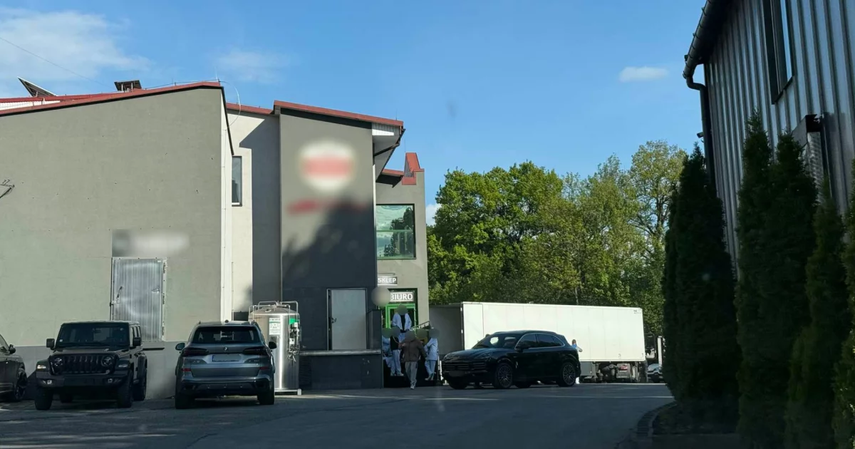 Pożar w hali limanowskiej firmy. realizowane są działania strażaków