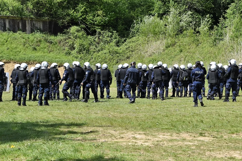 Limanowscy policjanci uczestniczyli w szkoleniu z użycia broni gładkolufowej - zdjęcie 5