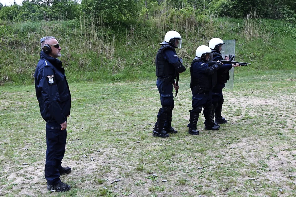 Limanowscy policjanci uczestniczyli w szkoleniu z użycia broni gładkolufowej - zdjęcie 7