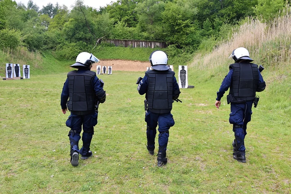 Limanowscy policjanci uczestniczyli w szkoleniu z użycia broni gładkolufowej - zdjęcie 9