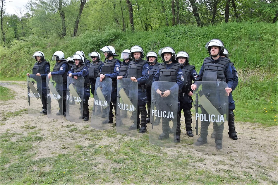 Limanowscy policjanci uczestniczyli w szkoleniu z użycia broni gładkolufowej - zdjęcie 11