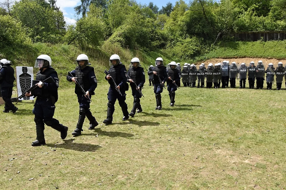 Limanowscy policjanci uczestniczyli w szkoleniu z użycia broni gładkolufowej - zdjęcie 12