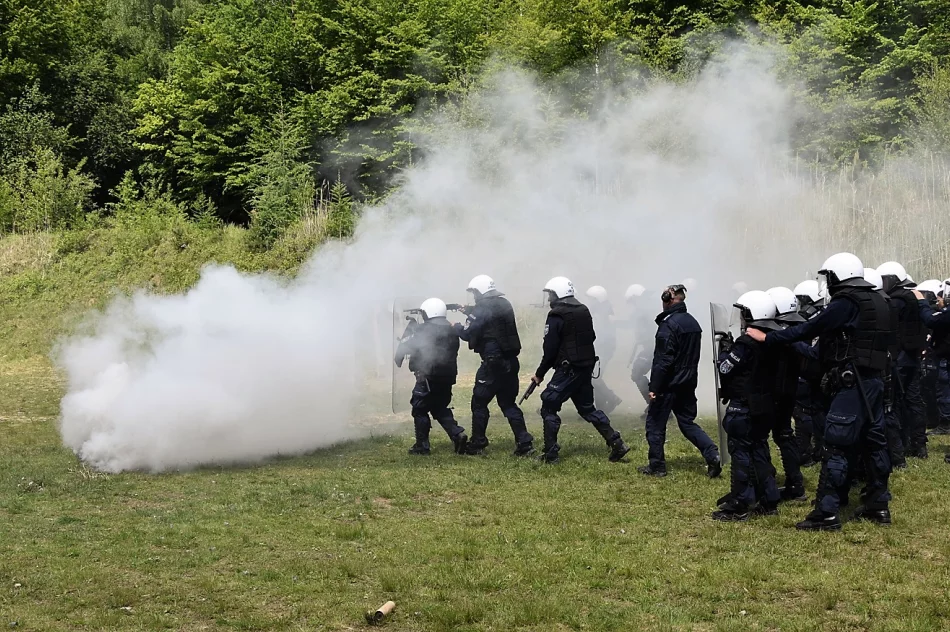 Limanowscy policjanci uczestniczyli w szkoleniu z użycia broni gładkolufowej - zdjęcie 13