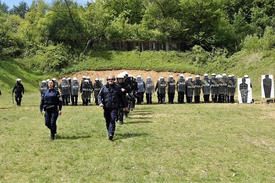 Limanowscy policjanci uczestniczyli w szkoleniu z użycia broni gładkolufowej - zdjęcie 14