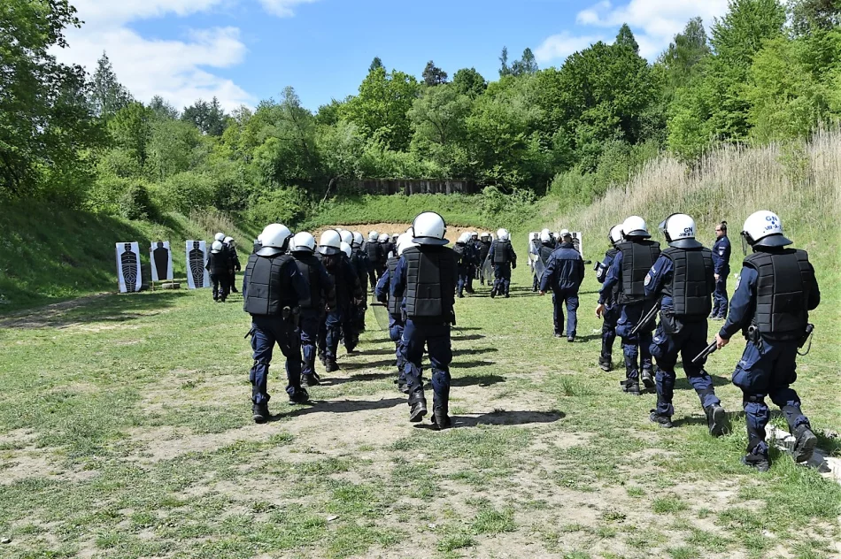 Limanowscy policjanci uczestniczyli w szkoleniu z użycia broni gładkolufowej - zdjęcie 16
