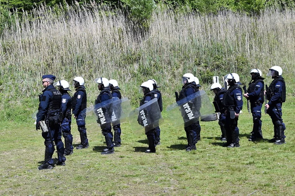 Limanowscy policjanci uczestniczyli w szkoleniu z użycia broni gładkolufowej - zdjęcie 17