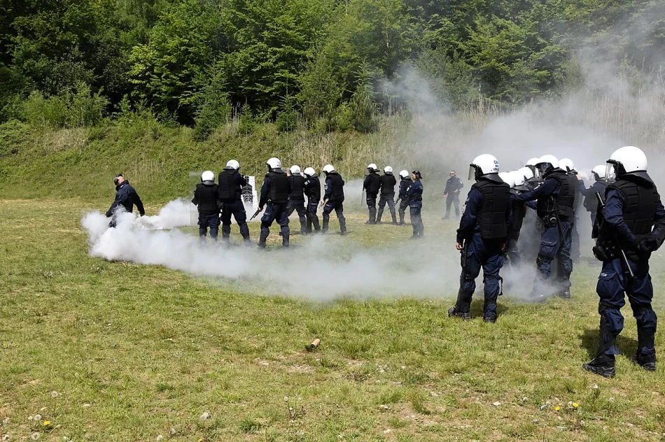 Limanowscy policjanci uczestniczyli w szkoleniu z użycia broni gładkolufowej - zdjęcie 19