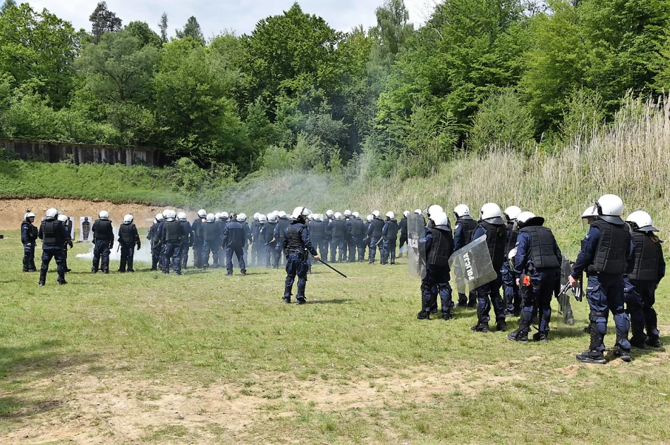 Limanowscy policjanci uczestniczyli w szkoleniu z użycia broni gładkolufowej - zdjęcie 20