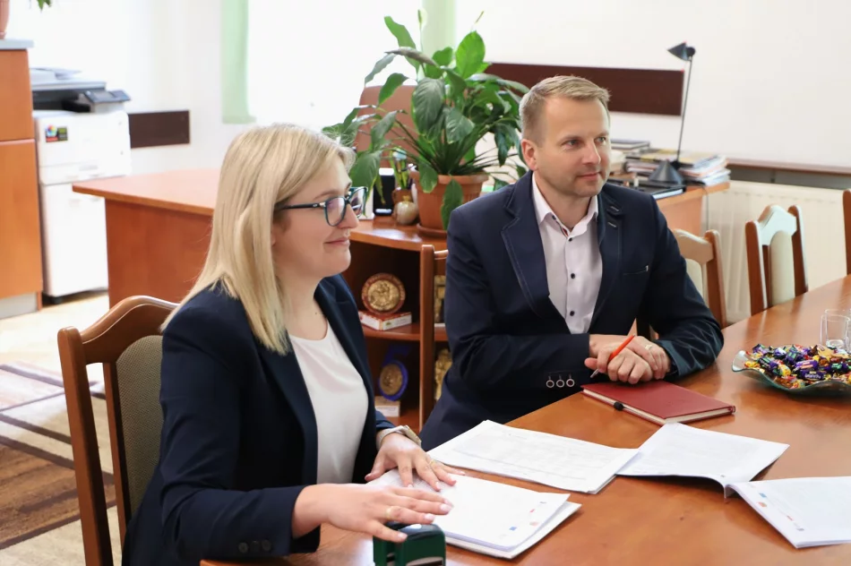 Podpisanie umowy na budowę przedszkola w Starej Wsi Wola - zdjęcie 11
