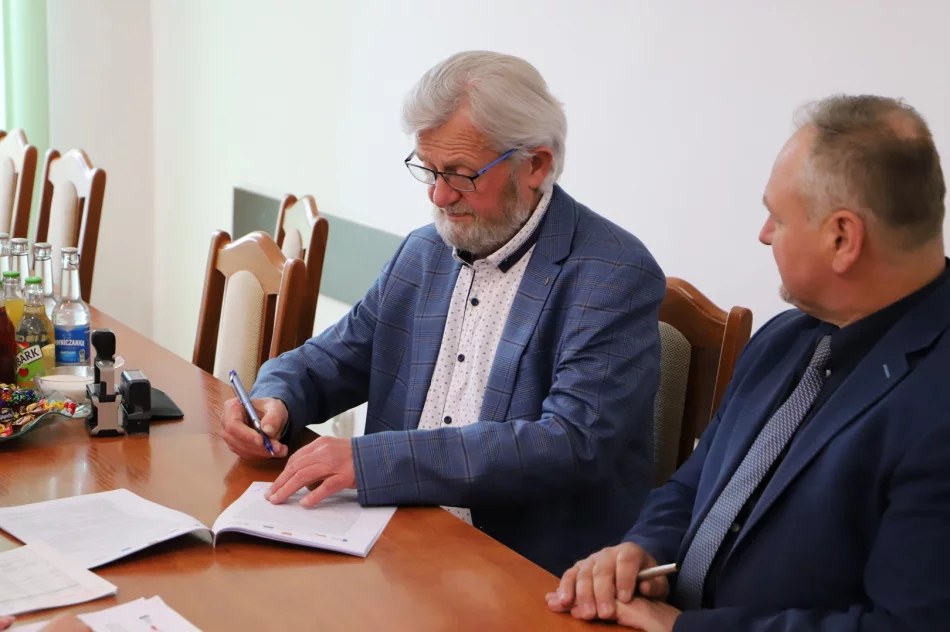 Podpisanie umowy na budowę przedszkola w Starej Wsi Wola - zdjęcie 12