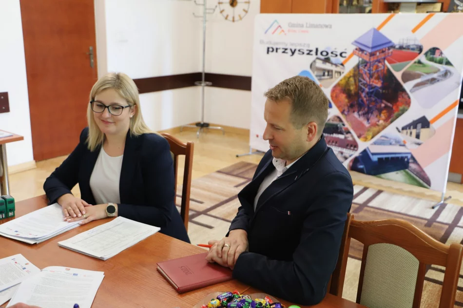 Podpisanie umowy na budowę przedszkola w Starej Wsi Wola - zdjęcie 13