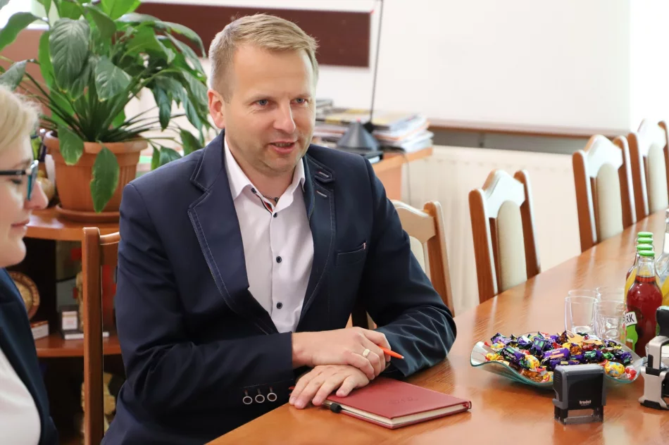 Podpisanie umowy na budowę przedszkola w Starej Wsi Wola - zdjęcie 15