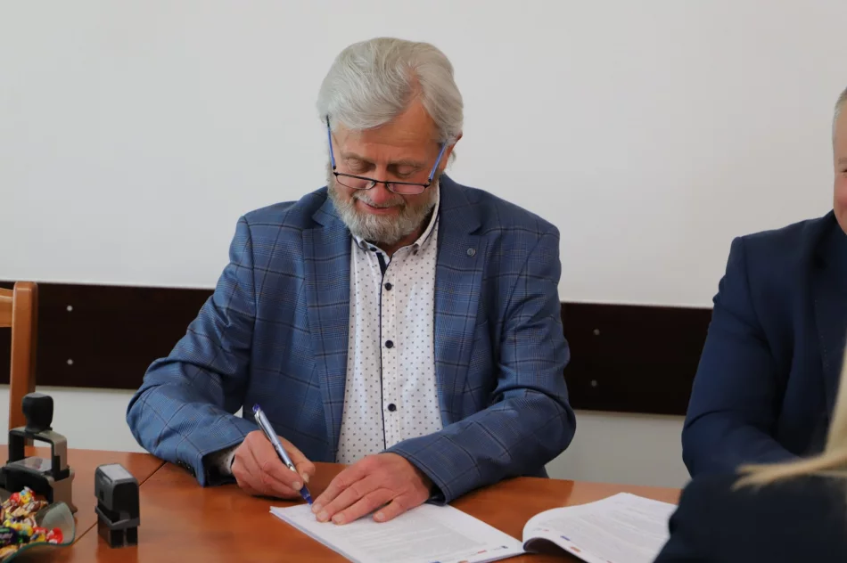 Podpisanie umowy na budowę przedszkola w Starej Wsi Wola - zdjęcie 16