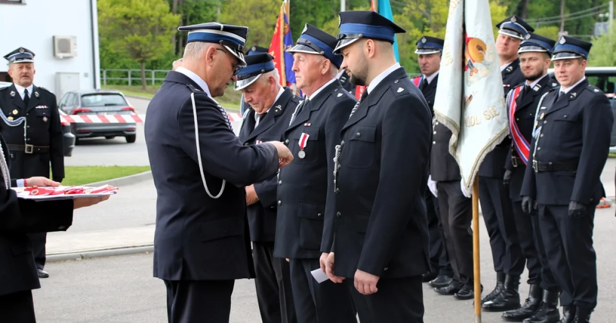 Strażacka uroczystość z odznaczeniami i podziękowaniami