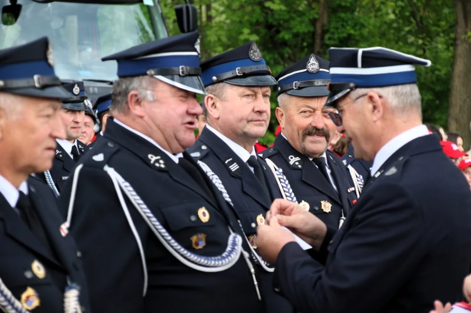 Strażacka uroczystość z odznaczeniami i podziękowaniami - zdjęcie 17