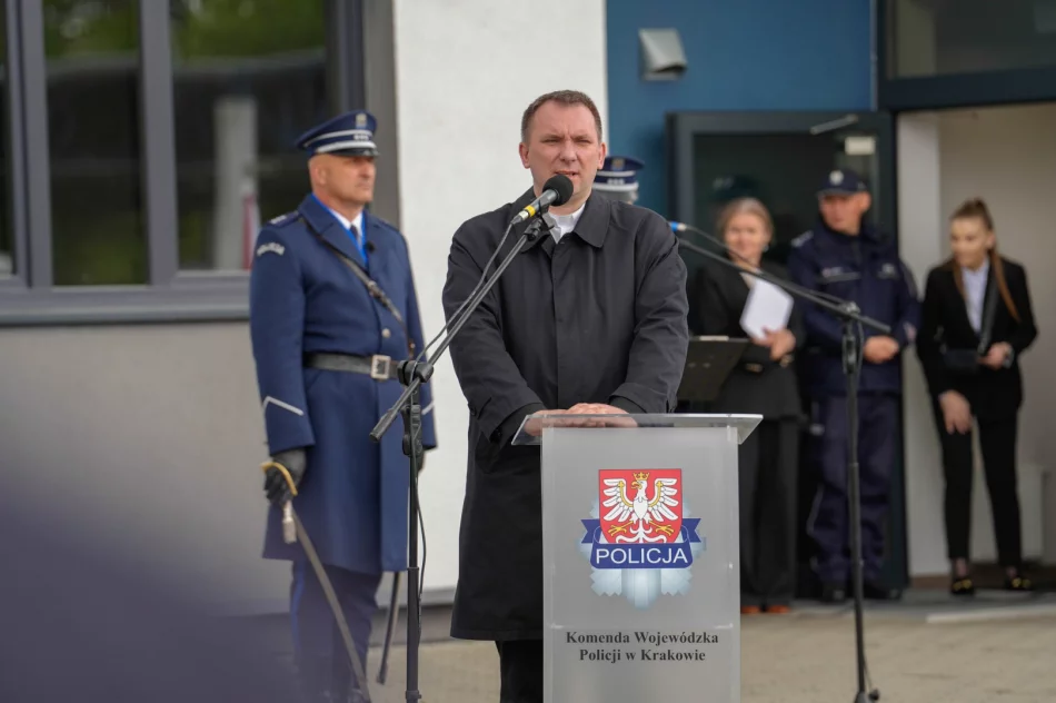 Dwóch nowych policjantów zasili szeregi limanowskiej komendy - zdjęcie 3