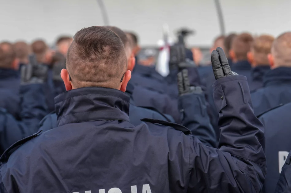 Dwóch nowych policjantów zasili szeregi limanowskiej komendy - zdjęcie 9