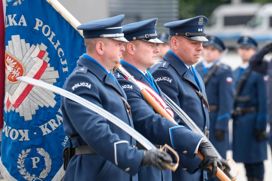 Dwóch nowych policjantów zasili szeregi limanowskiej komendy - zdjęcie 10