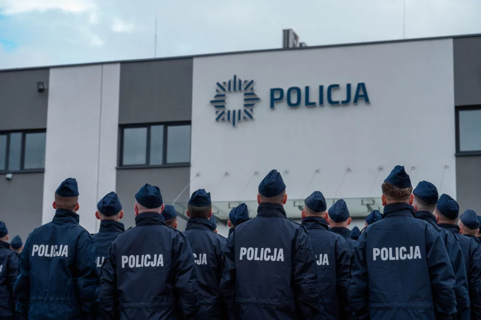 Dwóch nowych policjantów zasili szeregi limanowskiej komendy - zdjęcie 18