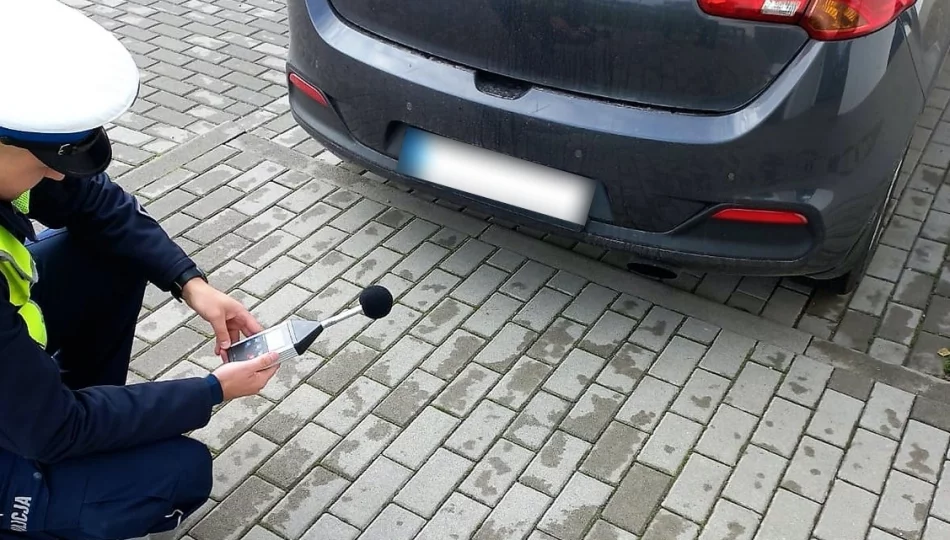 Policjanci mierzyli hałas pojazdów. Jeden stracił dowód rejestracyjny - zdjęcie 1
