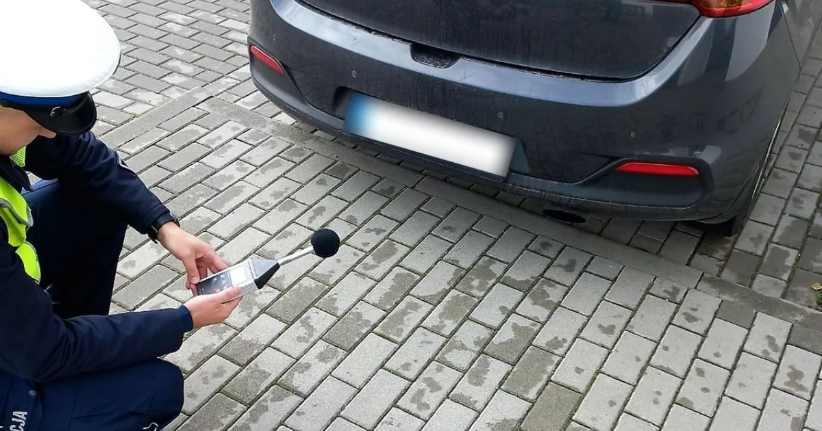 Policjanci mierzyli hałas pojazdów. Jeden stracił dowód rejestracyjny