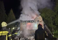Pożar w Jurkowie. Ogień strawił cały budynek - zdjęcie główne