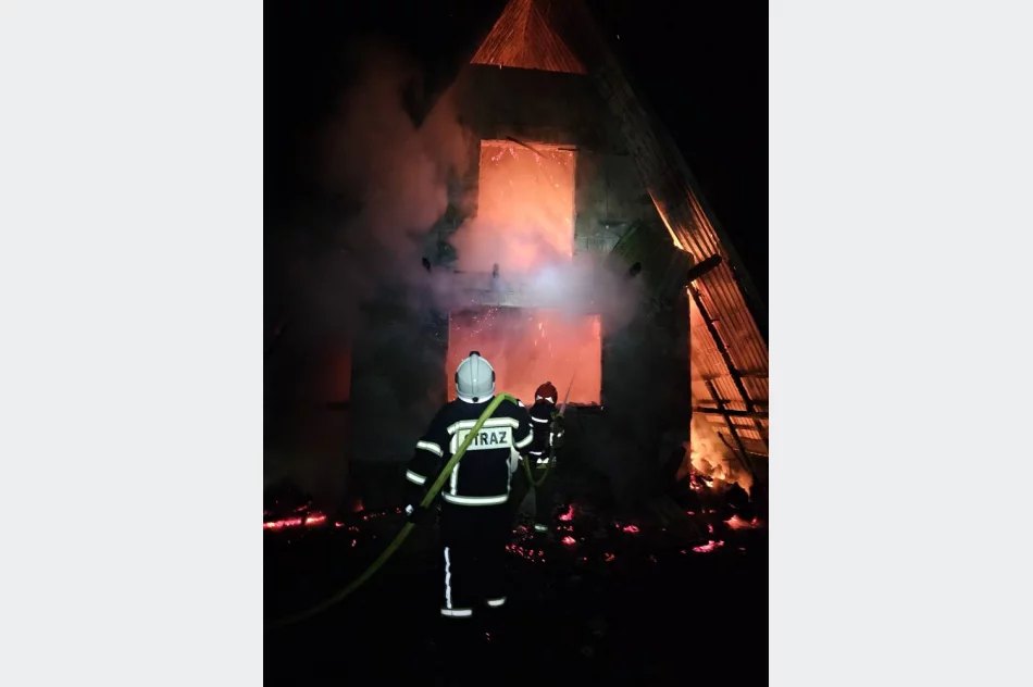 Pożar w Jurkowie. Ogień strawił cały budynek - zdjęcie 2