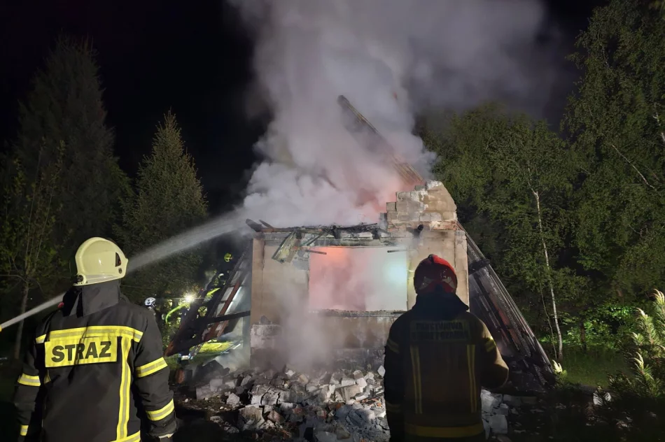 Pożar w Jurkowie. Ogień strawił cały budynek - zdjęcie 7